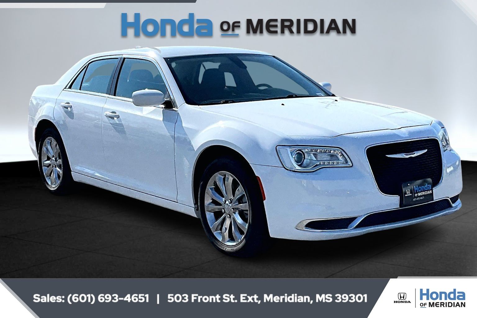2022 Chrysler 300 Touring's photo