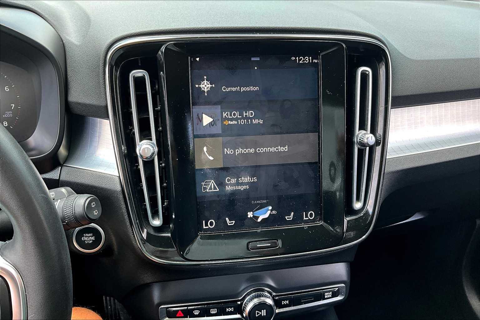 2022 Volvo XC40 Momentum photo 29
