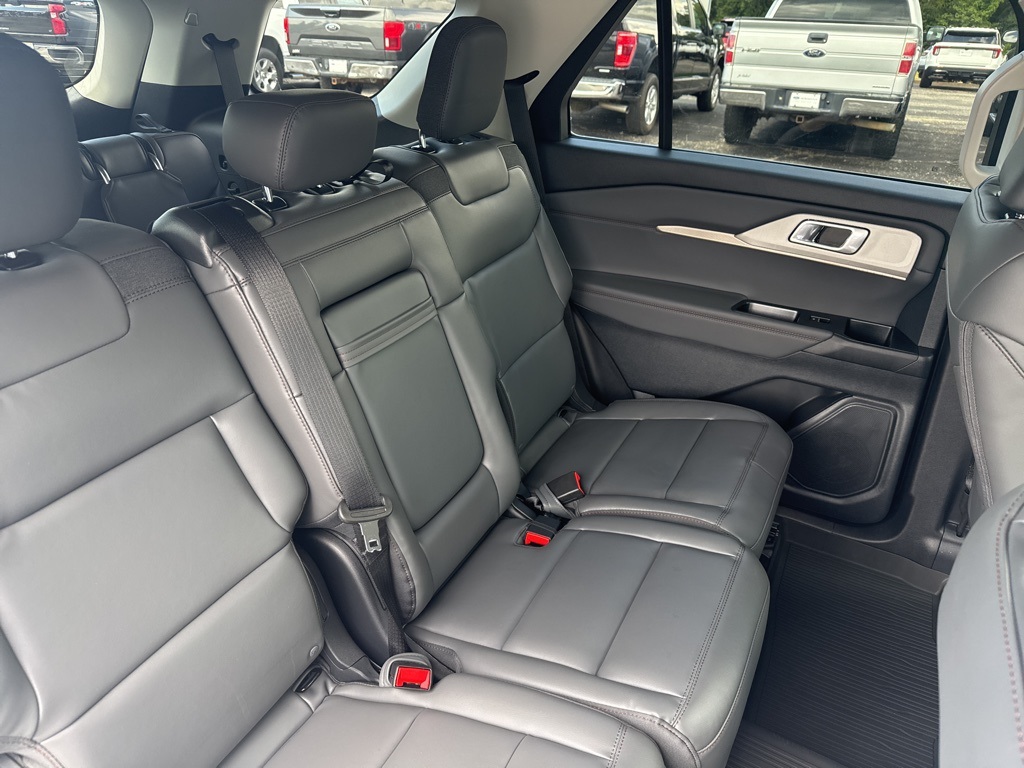2025 Ford Explorer photo 13