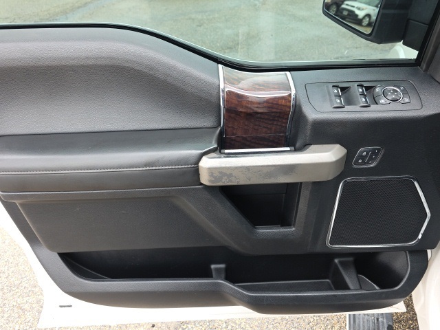 2016 Ford F-150 Platinum photo 25