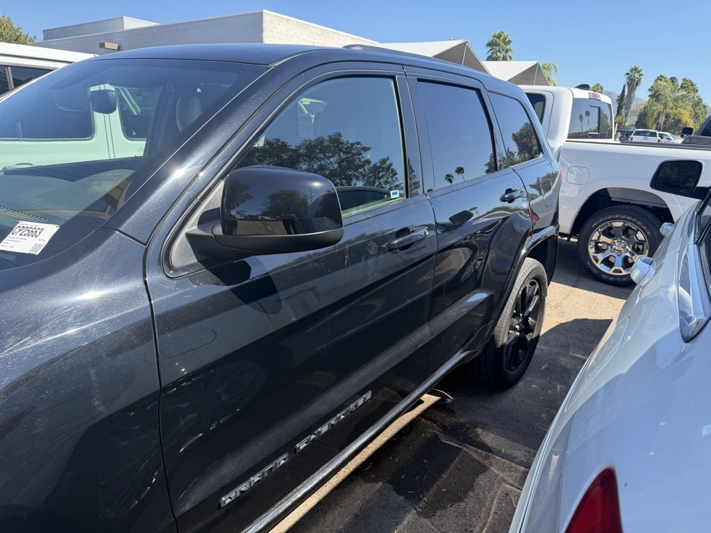 2018 Jeep Grand Cherokee Altitude photo 3