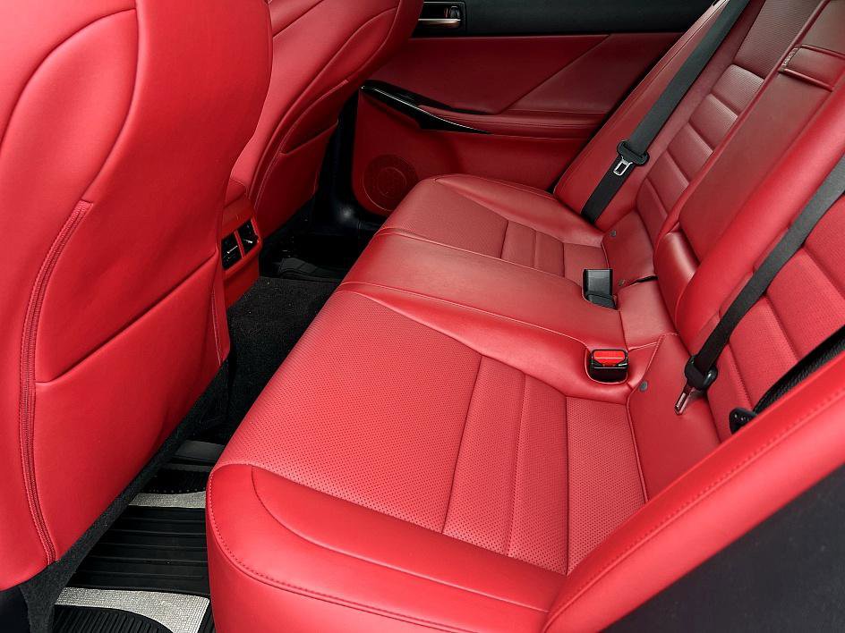 2024 Lexus IS 300 F SPORT photo 8