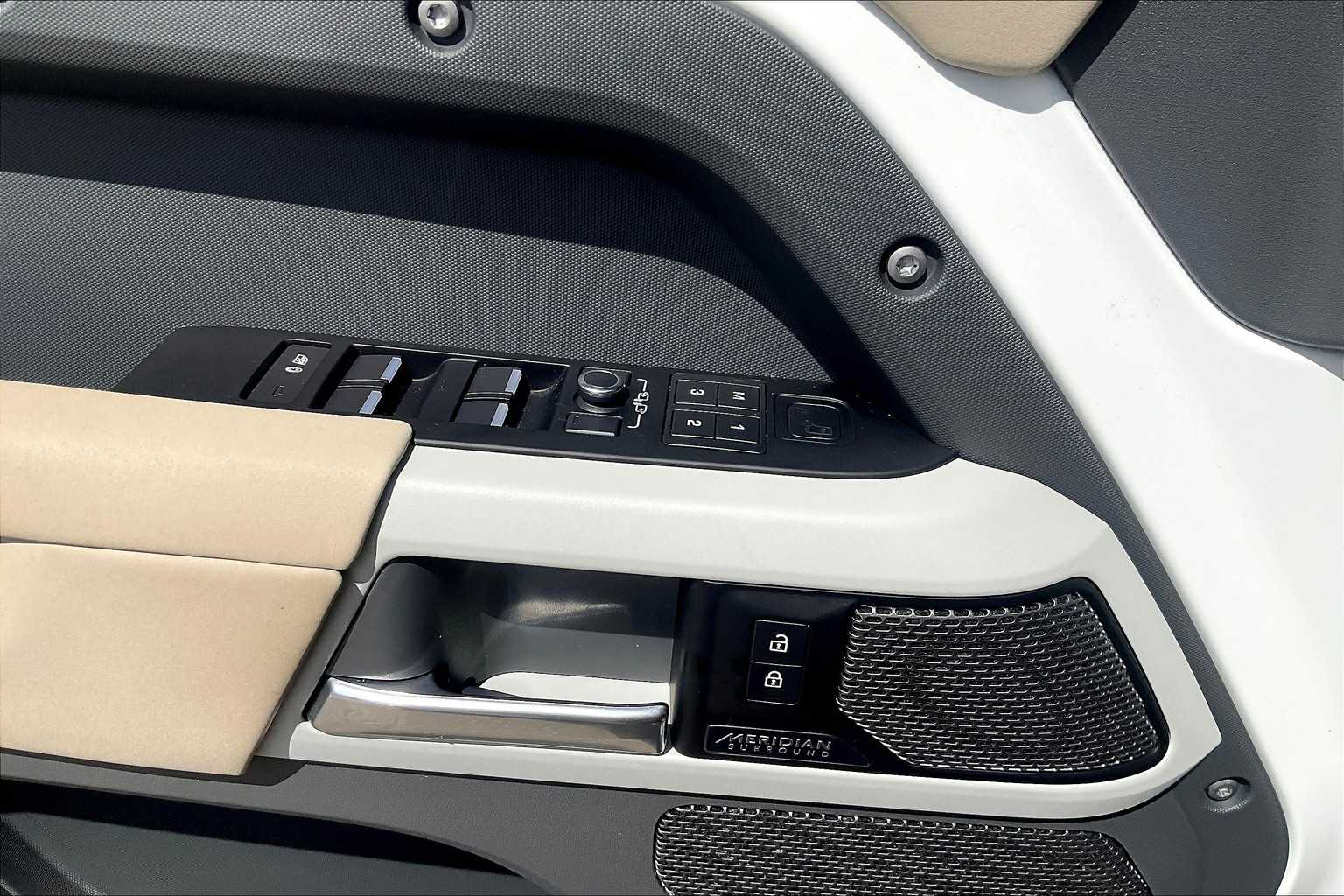 2022 Land Rover Defender X-Dynamic SE photo 27