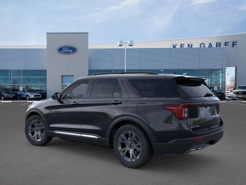 2025 Ford Explorer photo 2