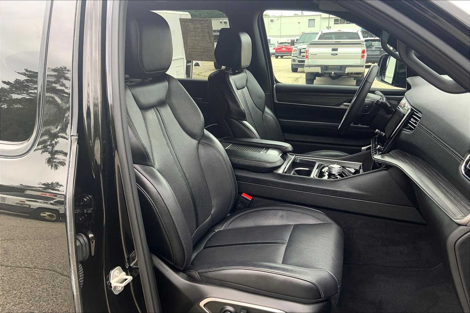 2024 Jeep Wagoneer L Series II photo 7