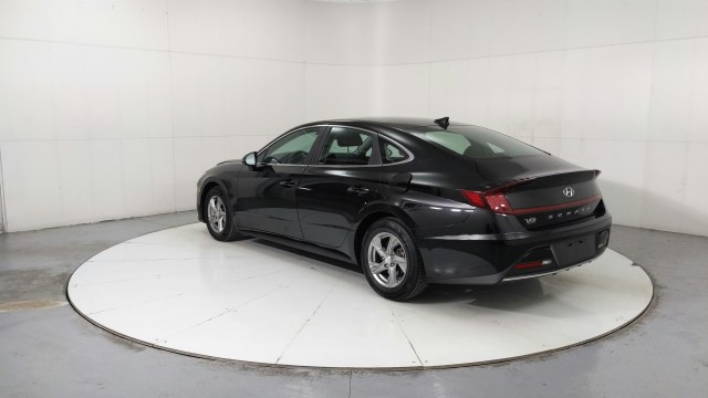 Used 2022  Hyundai SE image 3
