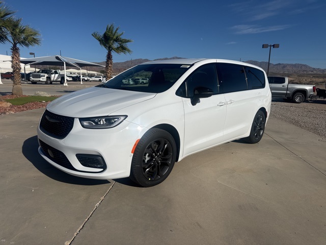 2026 Chrysler Pacifica Select's photo