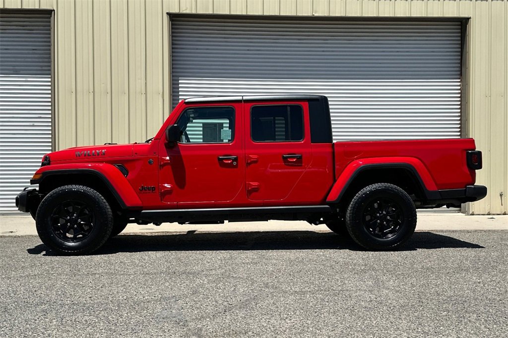 2022 Jeep Gladiator Willys Sport photo 3