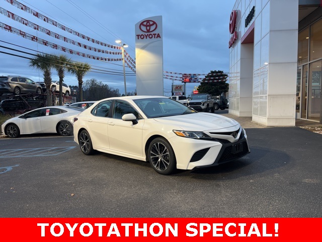 2019 Toyota Camry SE's photo