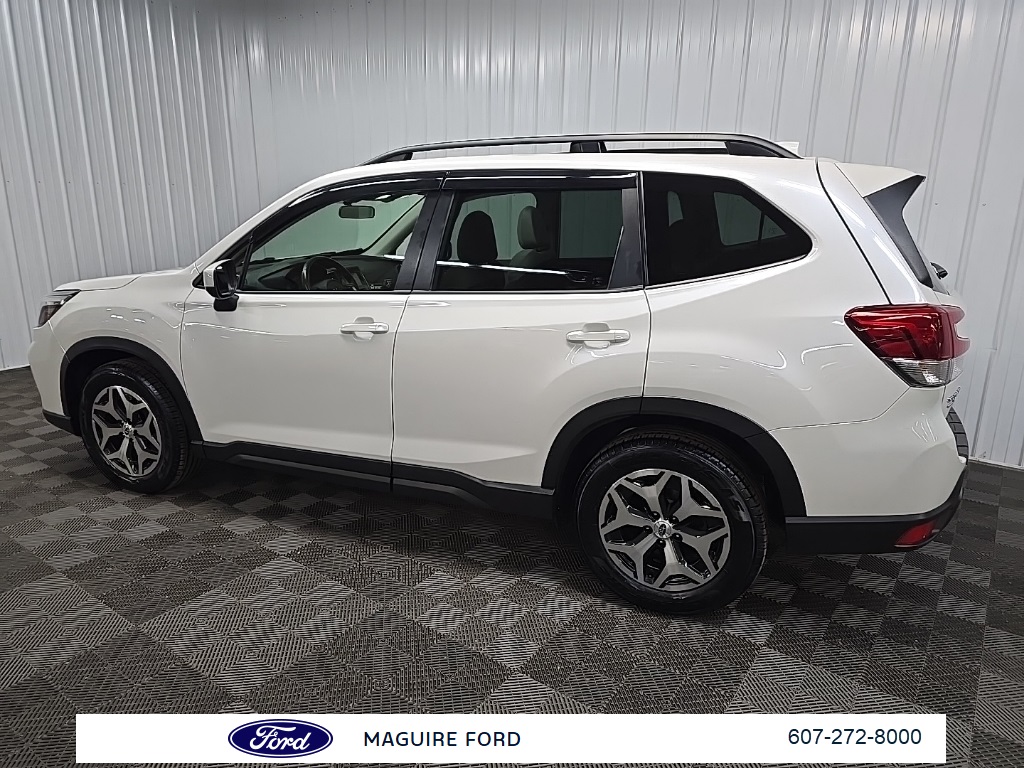 2020 Subaru Forester Premium photo 4