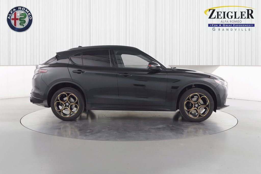 2025 Alfa Romeo Stelvio Sprint Base photo 2