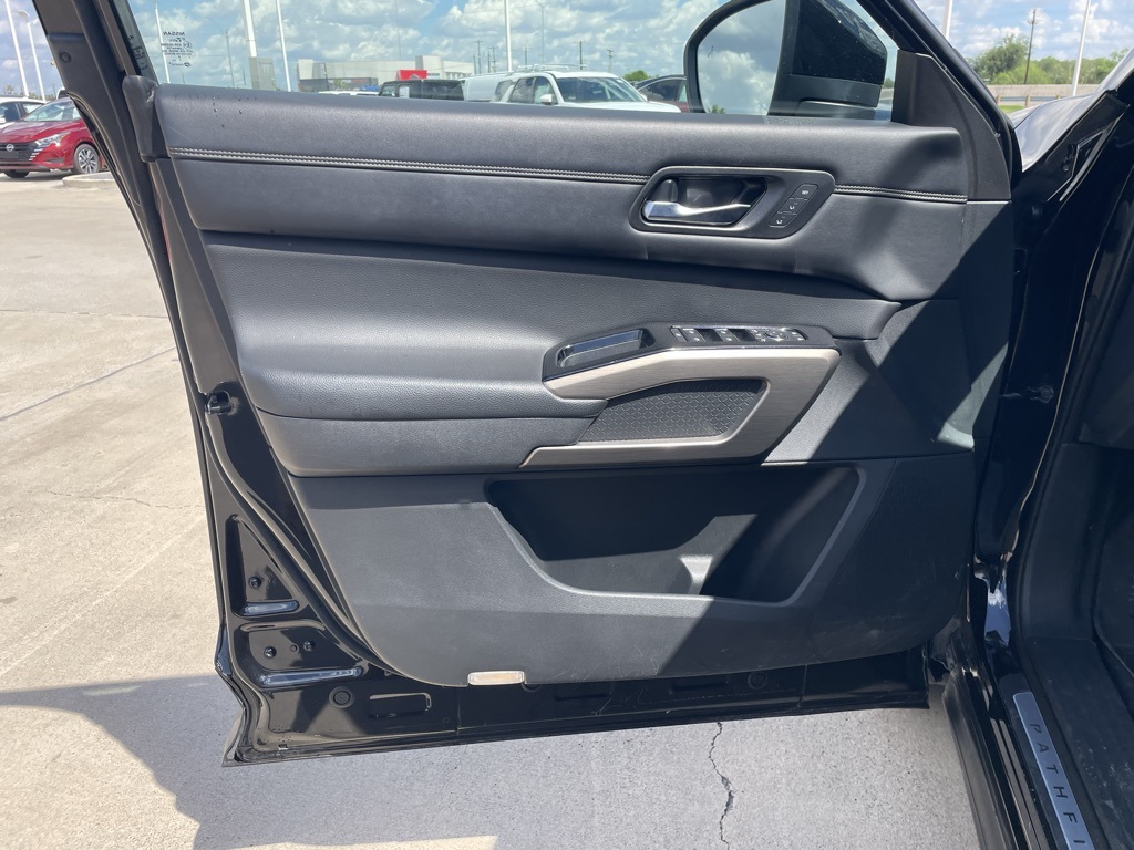 2022 Nissan Pathfinder Platinum photo 11