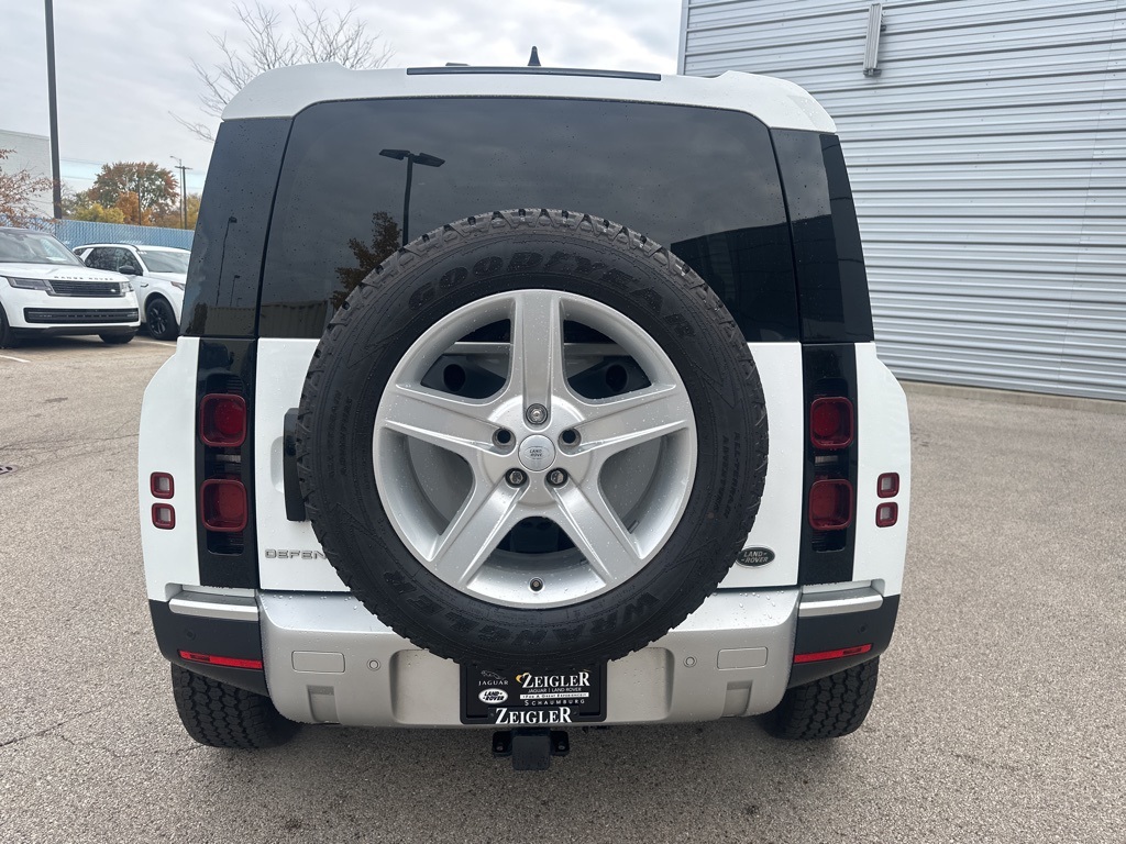 2023 Land Rover Defender 110 SE photo 4