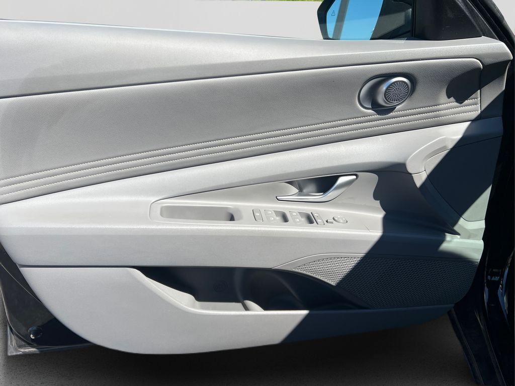 2025 Hyundai Elantra SEL Convenience photo 16