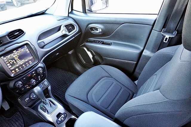 Certified Used 2022 White Jeep Latitude image 20