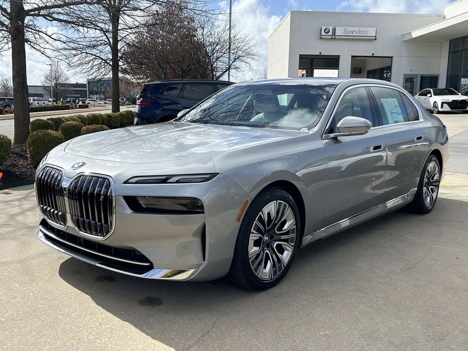 New 2025 SPACE SILVER ME BMW xDrive60 image 1