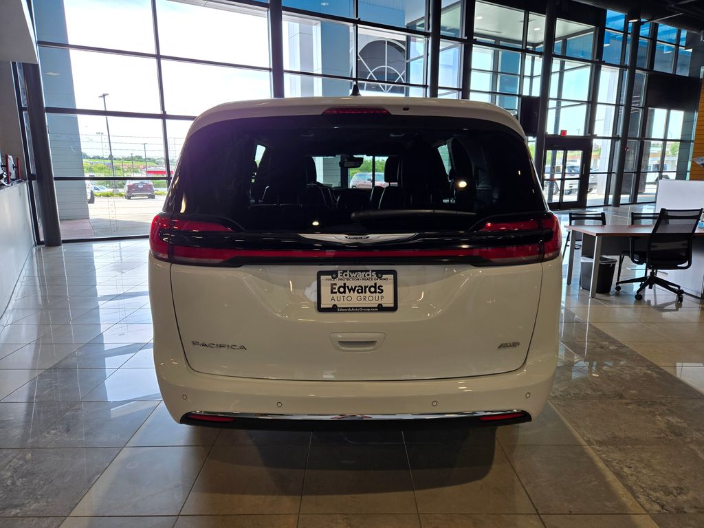 2025 Chrysler Pacifica photo 3