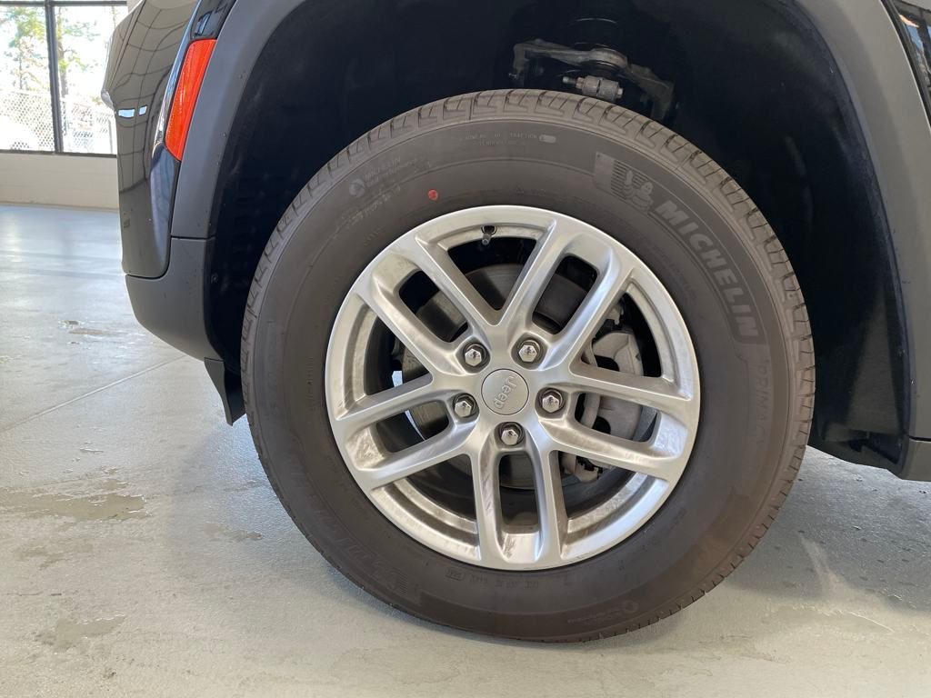 2025 Jeep Grand Cherokee Laredo photo 10