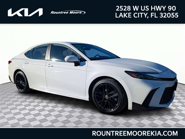 2025 Toyota Camry LE's photo