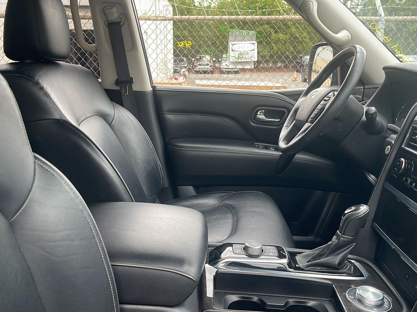 2023 Infiniti QX80 Luxe photo 3