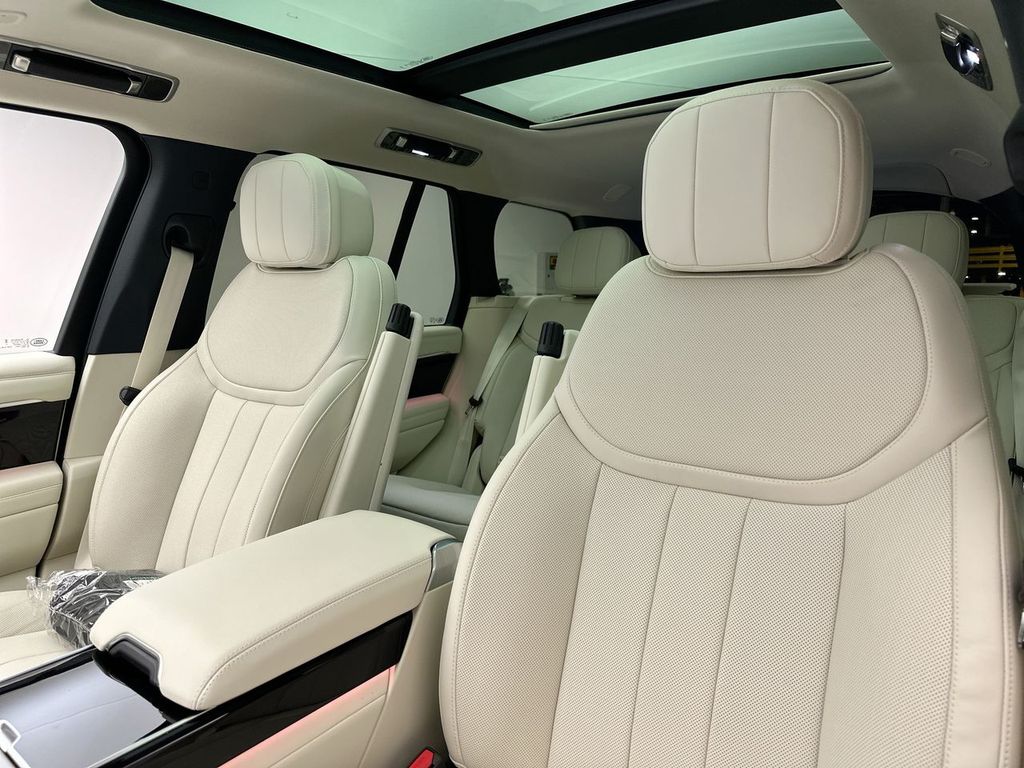 2025 Land Rover Range Rover SE photo 8