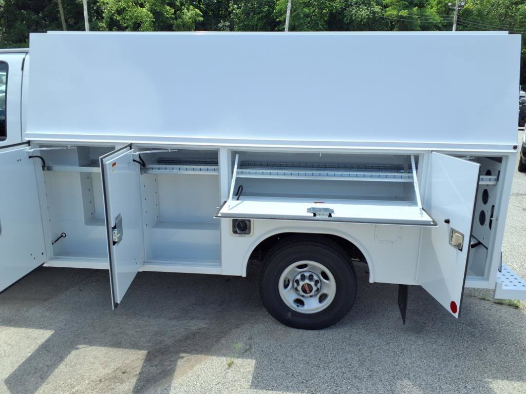 2025 Gmc Savana 3500 Cutaway photo 3