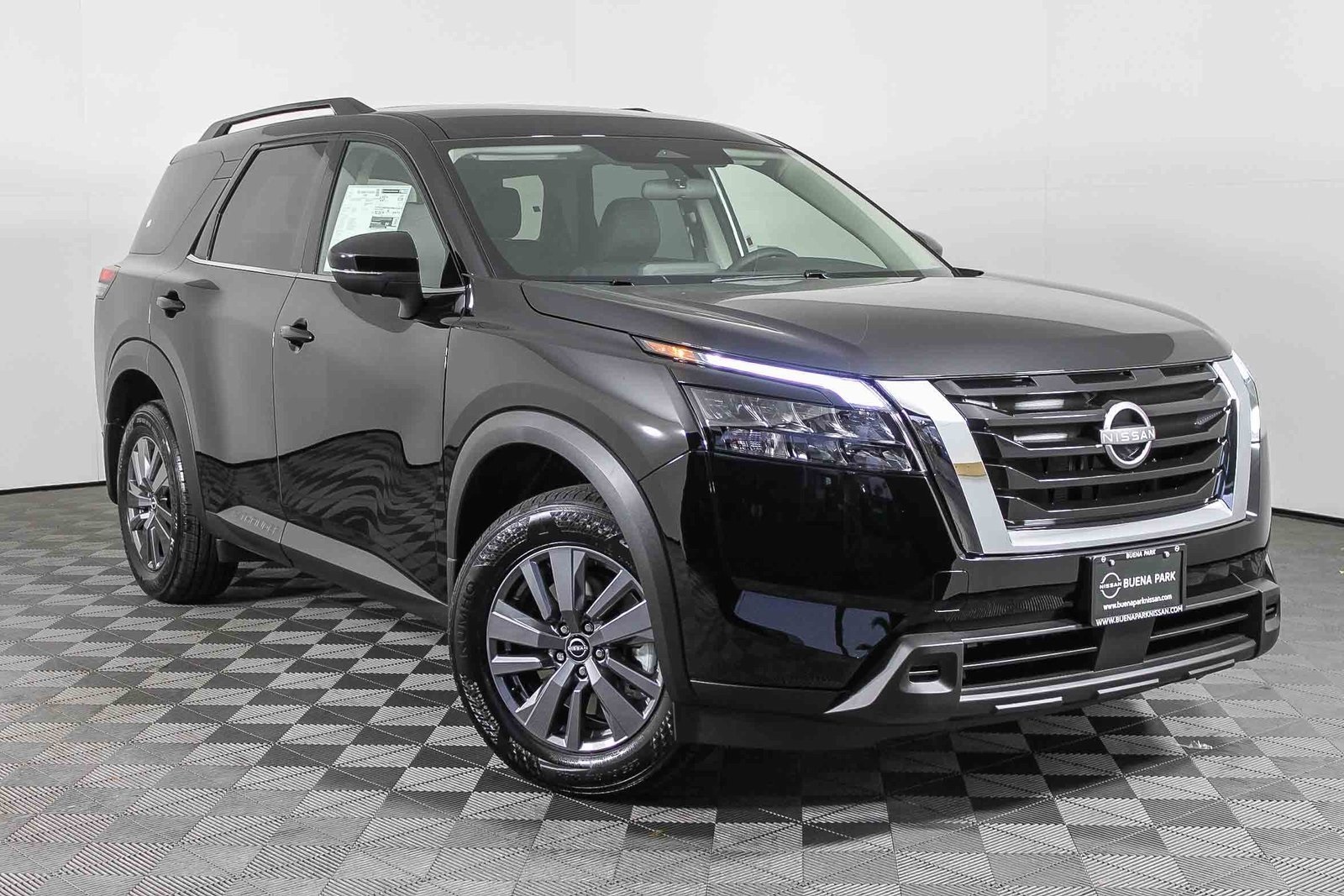2025 Nissan Pathfinder SV's photo