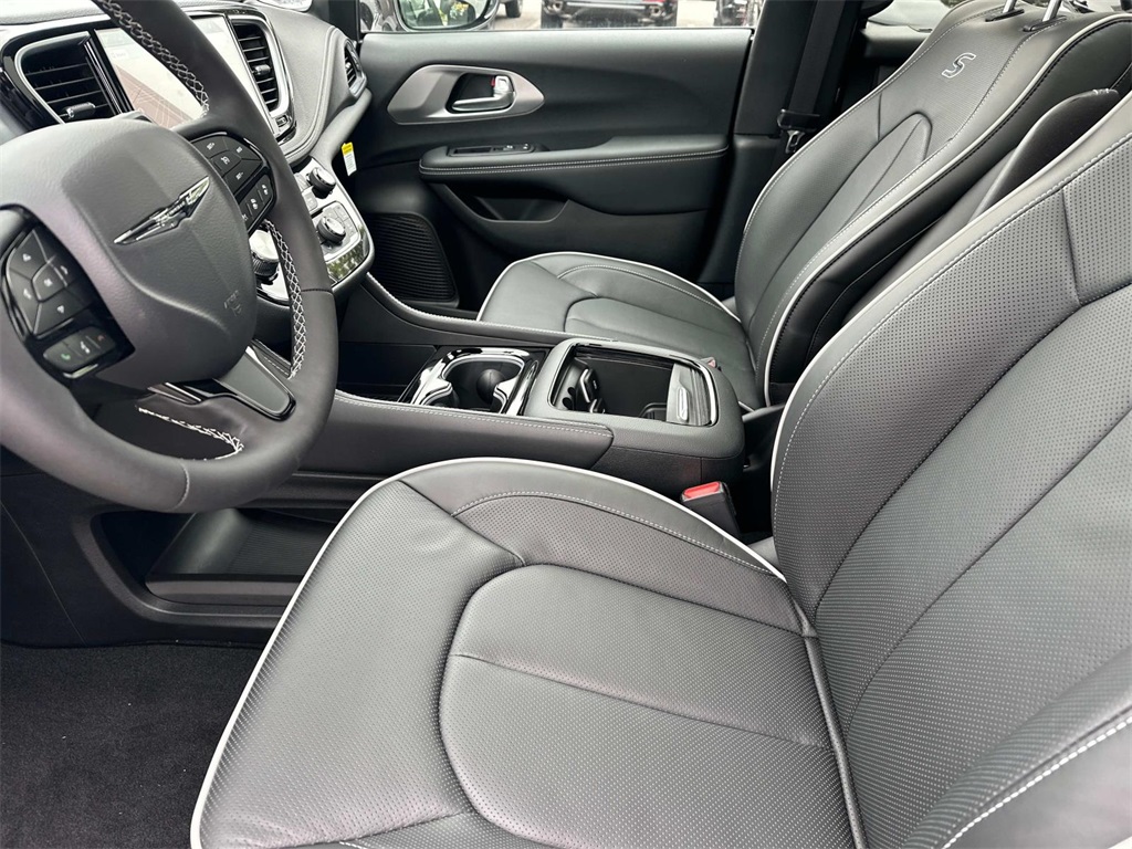2025 Chrysler Pacifica Limited photo 13