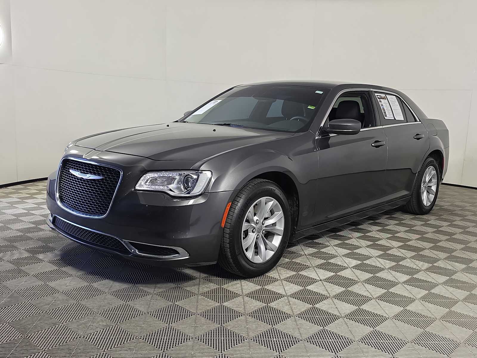2023 Chrysler 300 Touring photo 3