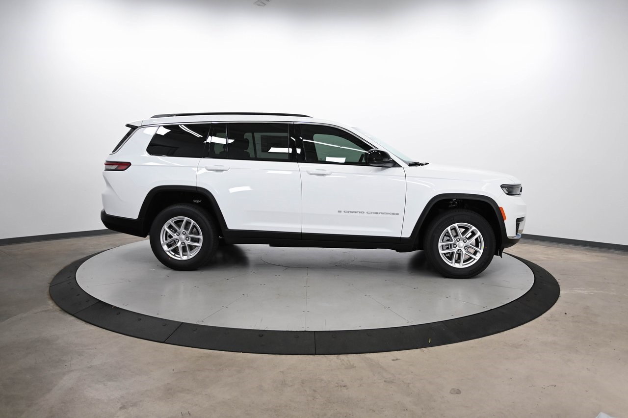 2025 Jeep Grand Cherokee Laredo photo 3