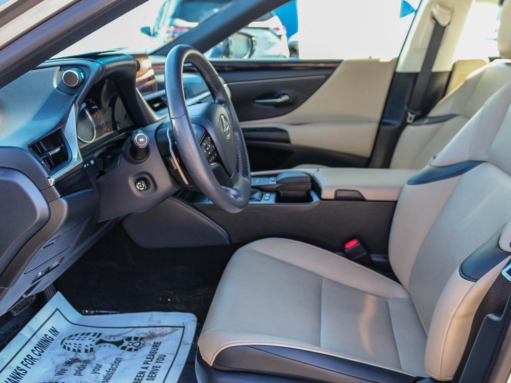 2021 Lexus ES 300h photo 16