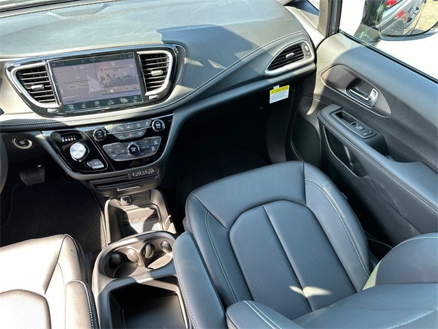 2025 Chrysler Pacifica photo 17