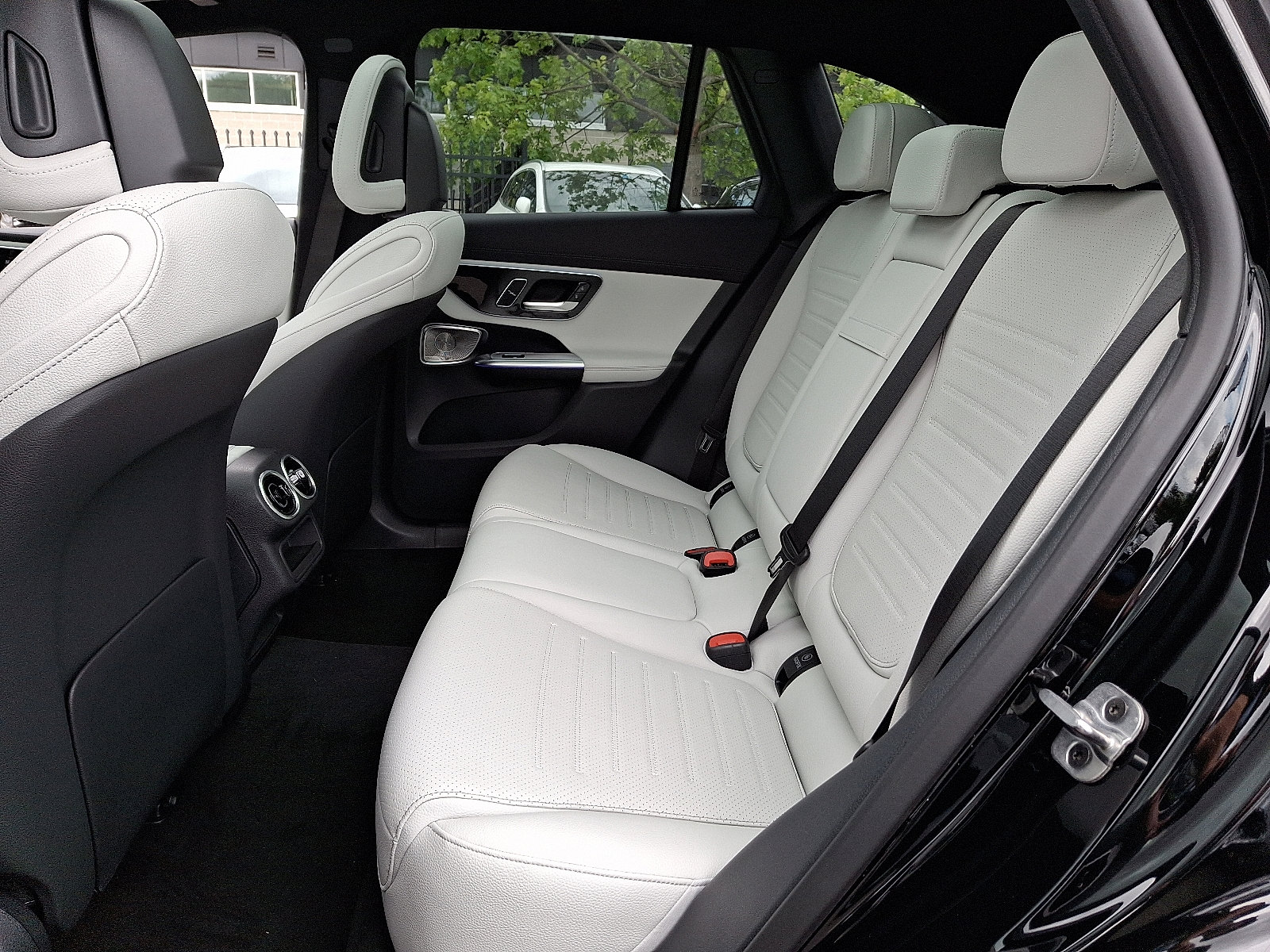 2026 Mercedes Benz GLC 300 4MATIC photo 2