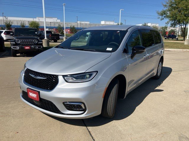 2026 Chrysler Pacifica photo 3