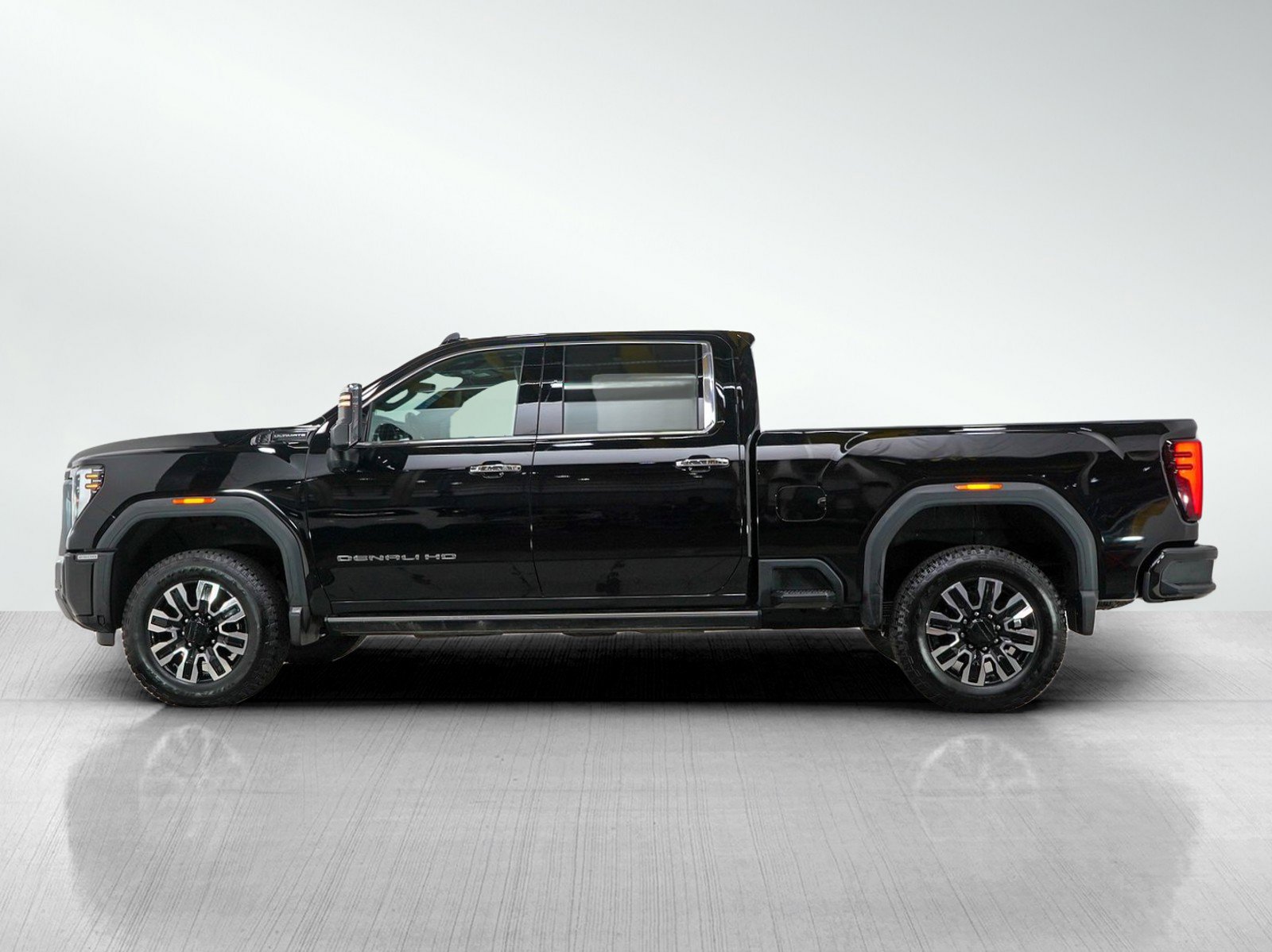 Used 2024 GMC Sierra 2500HD Denali Ultimate with VIN 1GT49XEY8RF225355 for sale in Roseville, Minnesota