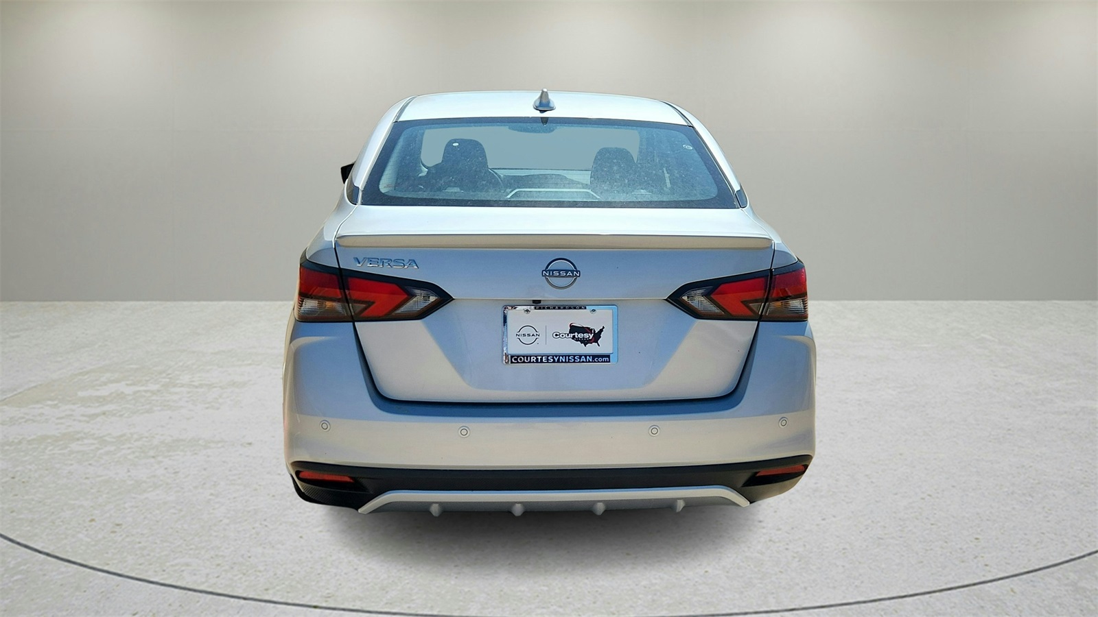 2025 Nissan Versa SR photo 4