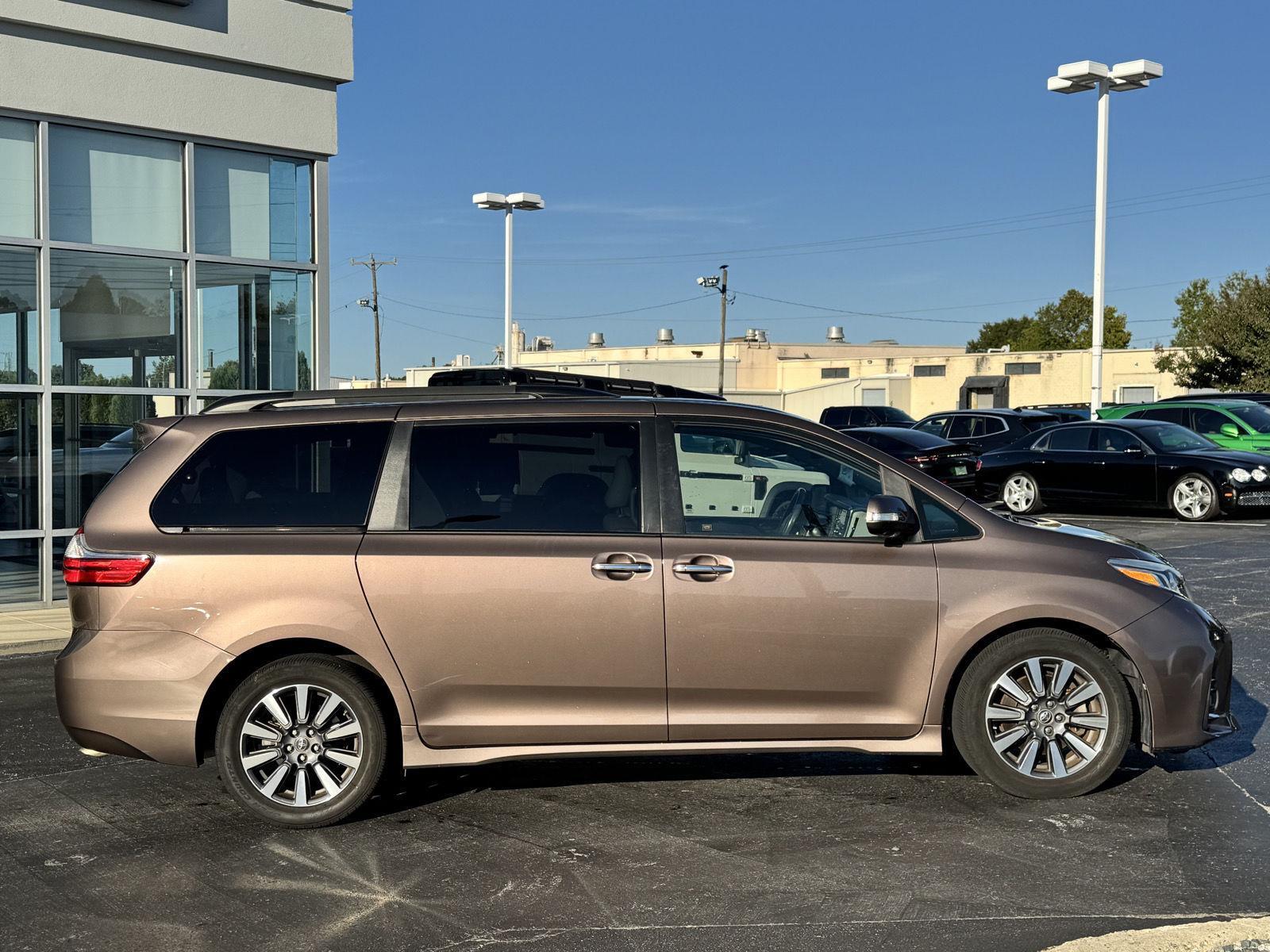 2018 Toyota Sienna Limited Premium photo 4