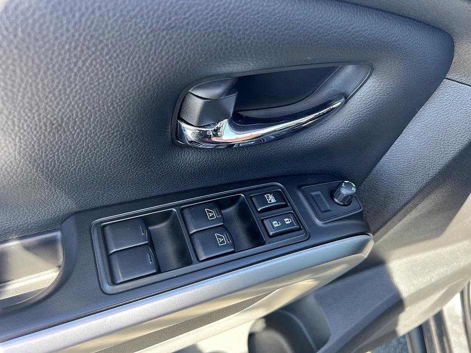 2024 Nissan Titan SV Crew Cab photo 18