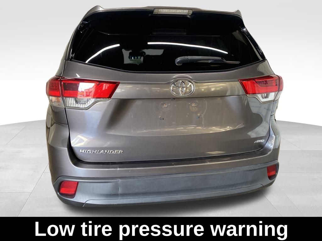 2018 Toyota Highlander LE photo 4