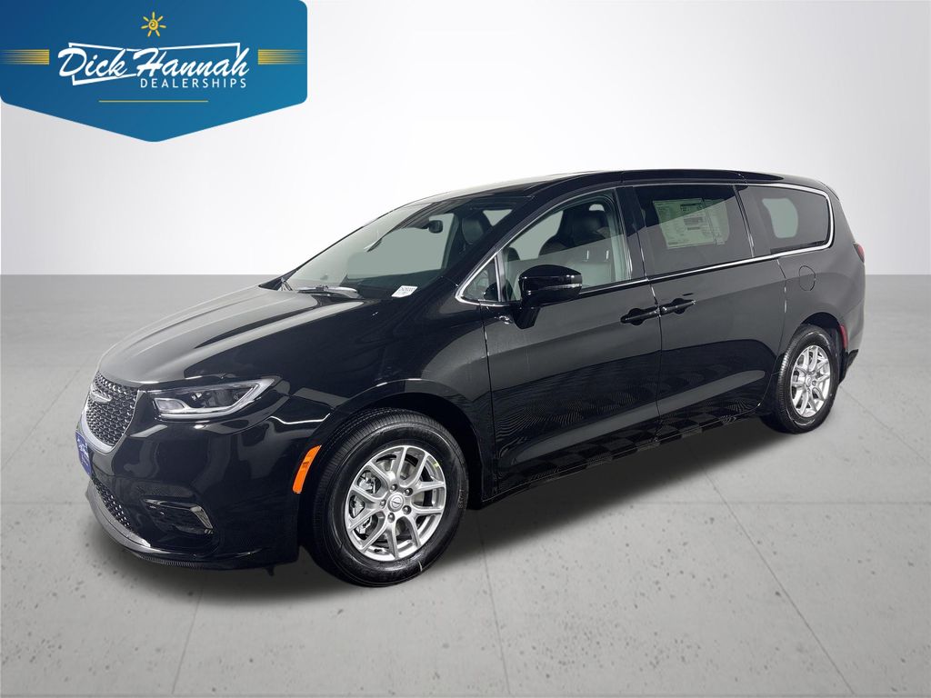 2026 Chrysler Pacifica Select's photo
