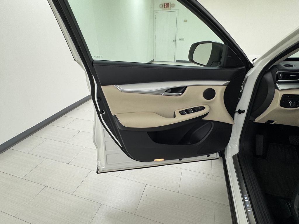 2020 Infiniti QX50 Luxe AWD photo 9