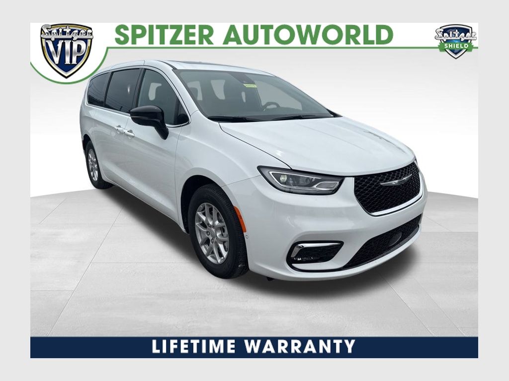 2026 Chrysler Pacifica Select's photo