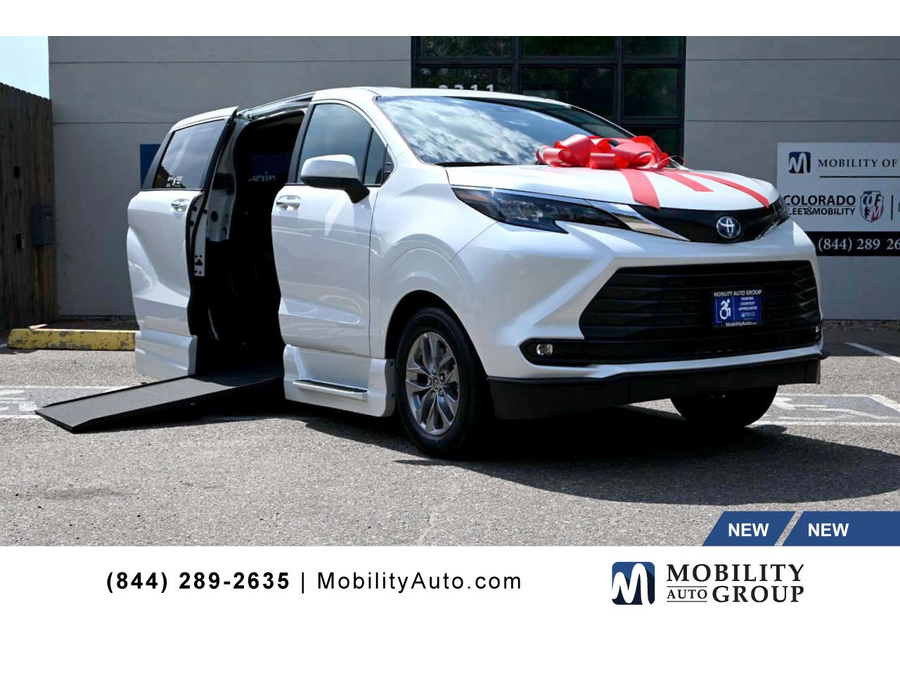 2025 Toyota Sienna XLE's photo