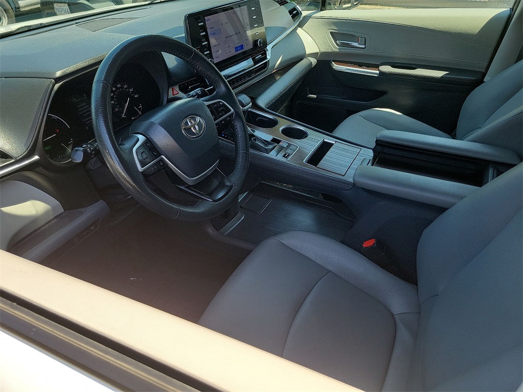 2023 Toyota Sienna XLE photo 3