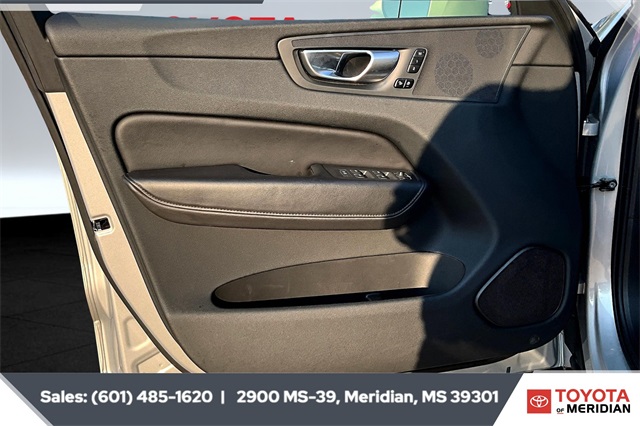2023 Volvo XC60 B5 Plus photo 17