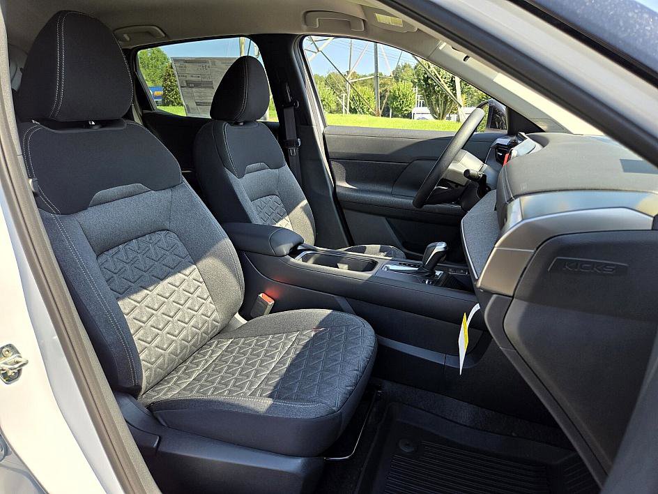 2025 Nissan Kicks SV photo 12