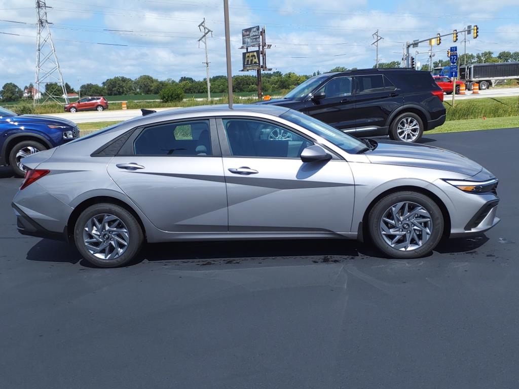2024 Hyundai Elantra SEL photo 2