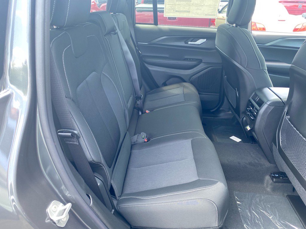 2025 Jeep Grand Cherokee Laredo X photo 13