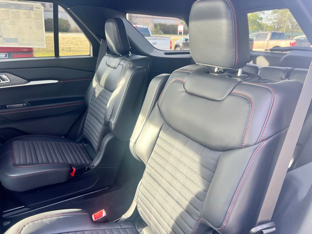 2025 Ford Explorer ST-Line photo 19
