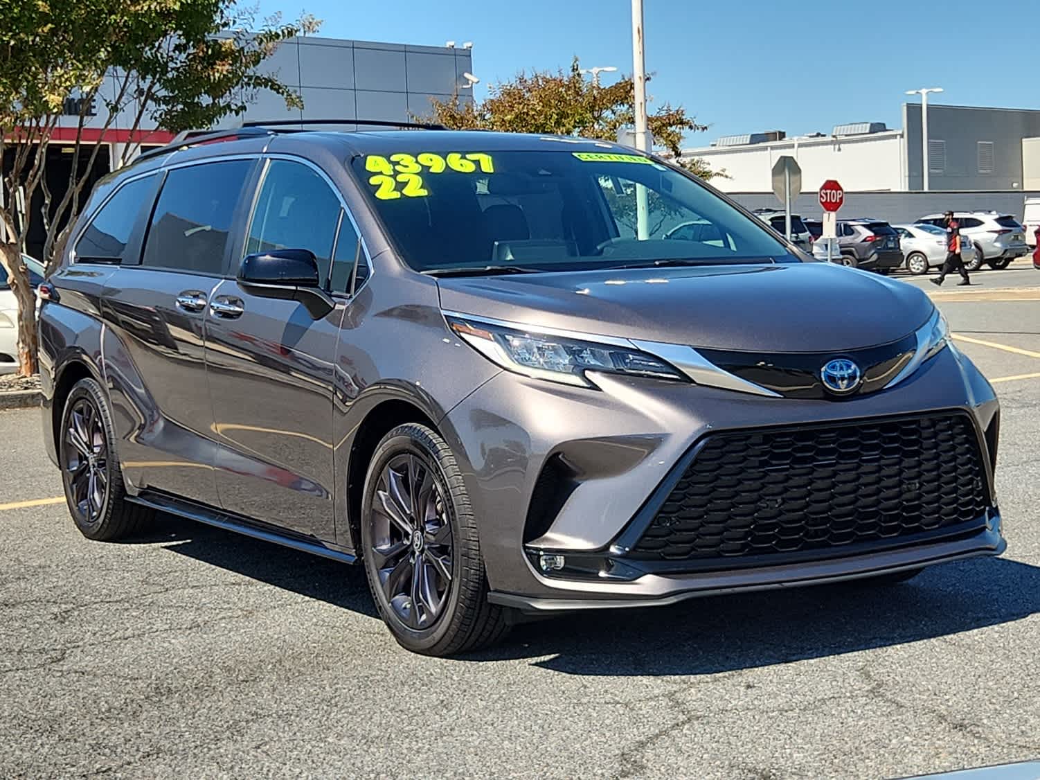 2022 Toyota Sienna XSE photo 2